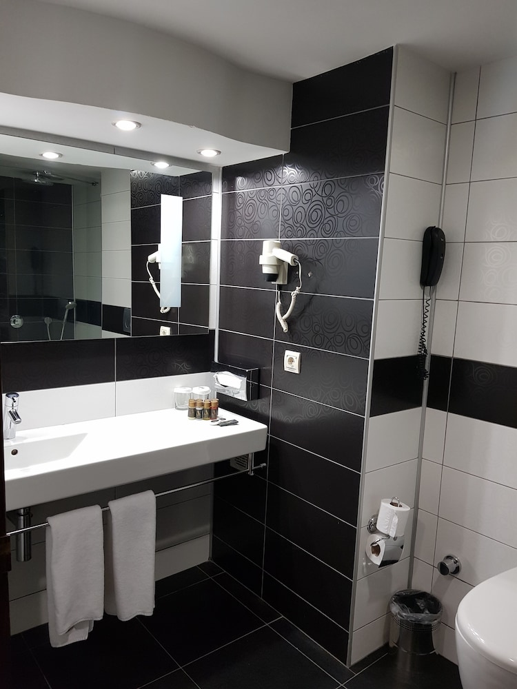Corner Suite - Photo 5