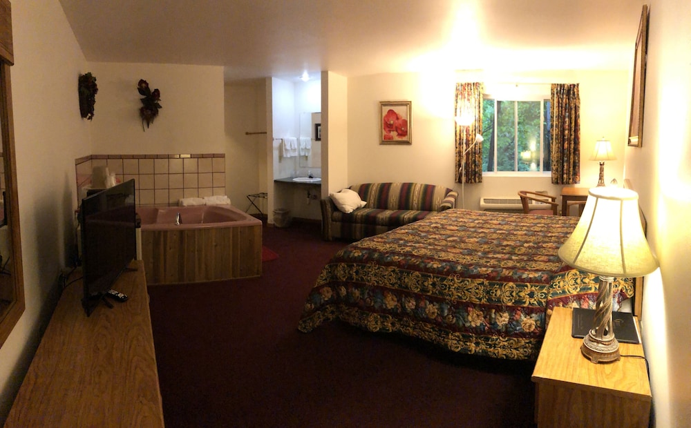 Deluxe Room, 1 King Bed, Non Smoking, Ground Floor