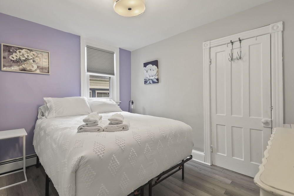 Standard Double Room, Ensuite (Sweet Violets Room)