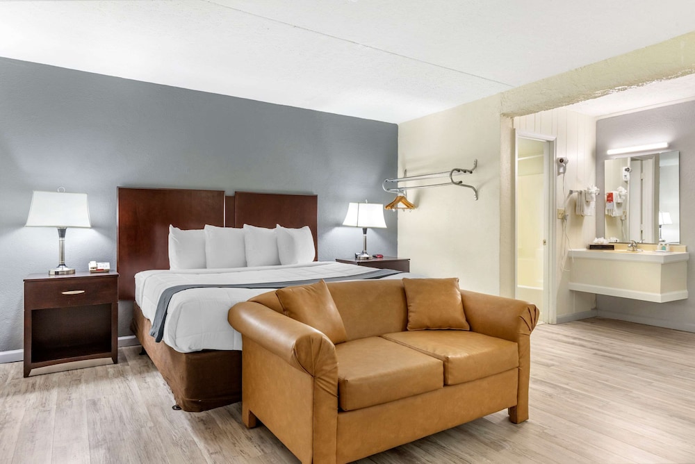 Standard Room, 1 King Bed, Non Smoking - Photo 7