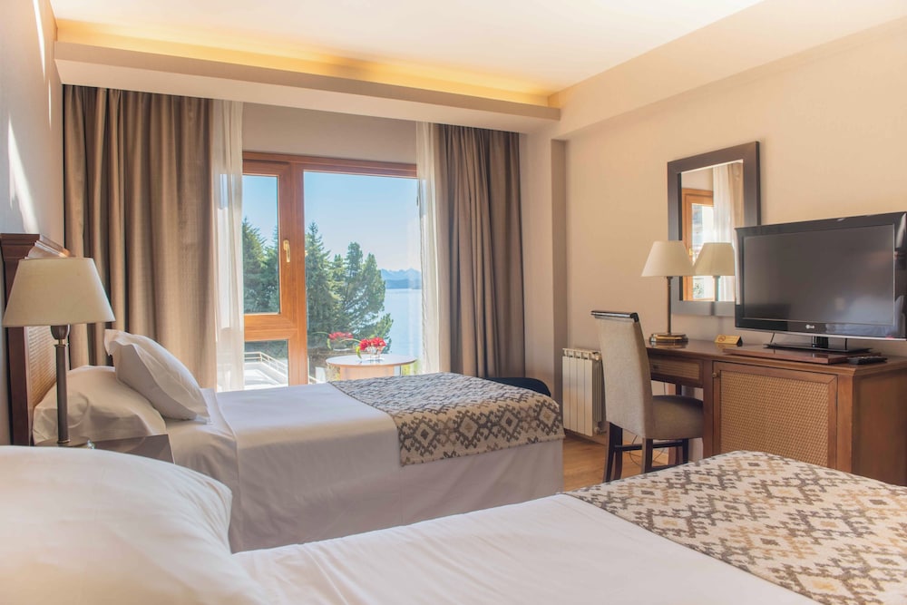 Standard Double Room, 2 Twin Beds, Partial Lake View