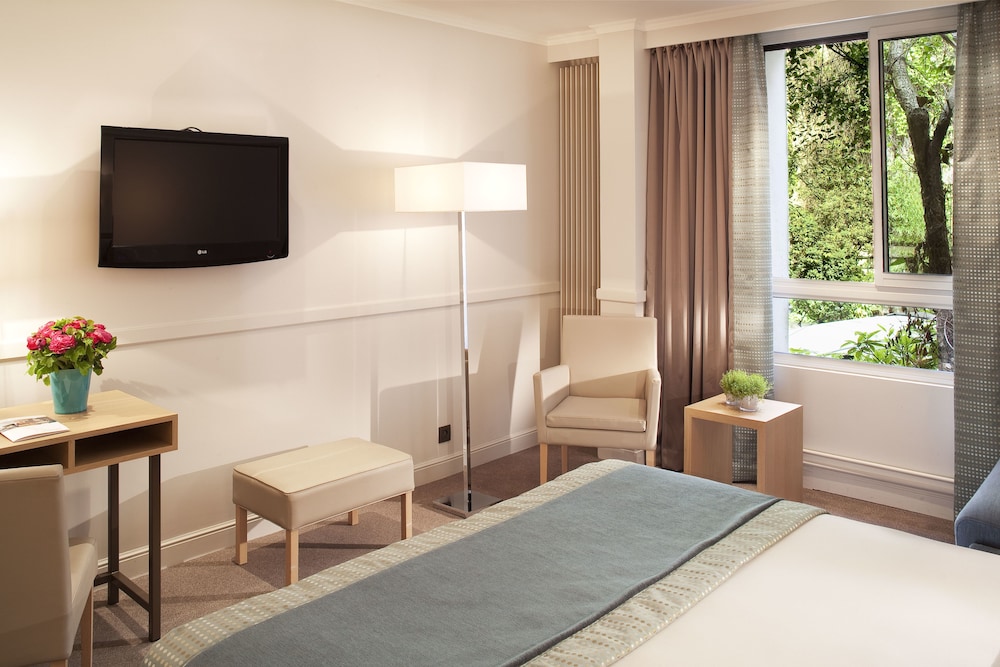 Executive Room thumbnail 6