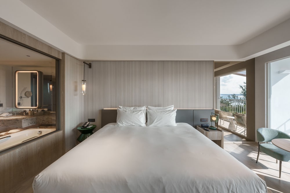 Deluxe Room, Balcony