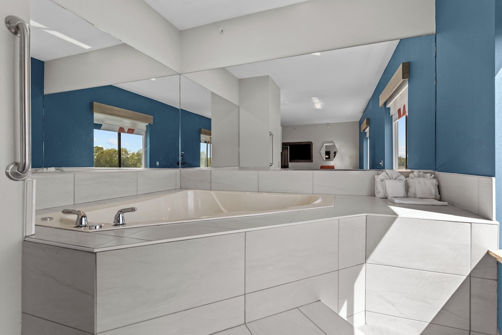 Suite, 1 King Bed (Additional Living Area) - Photo 1