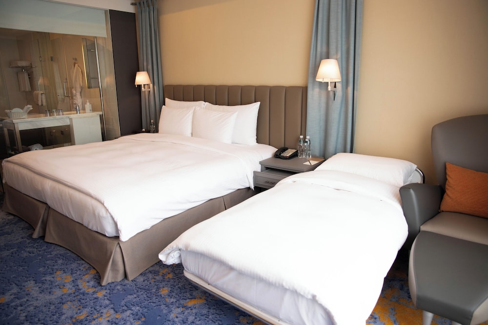 Deluxe Triple Room (1 Double bed and 1 Extra Bed) photo 2