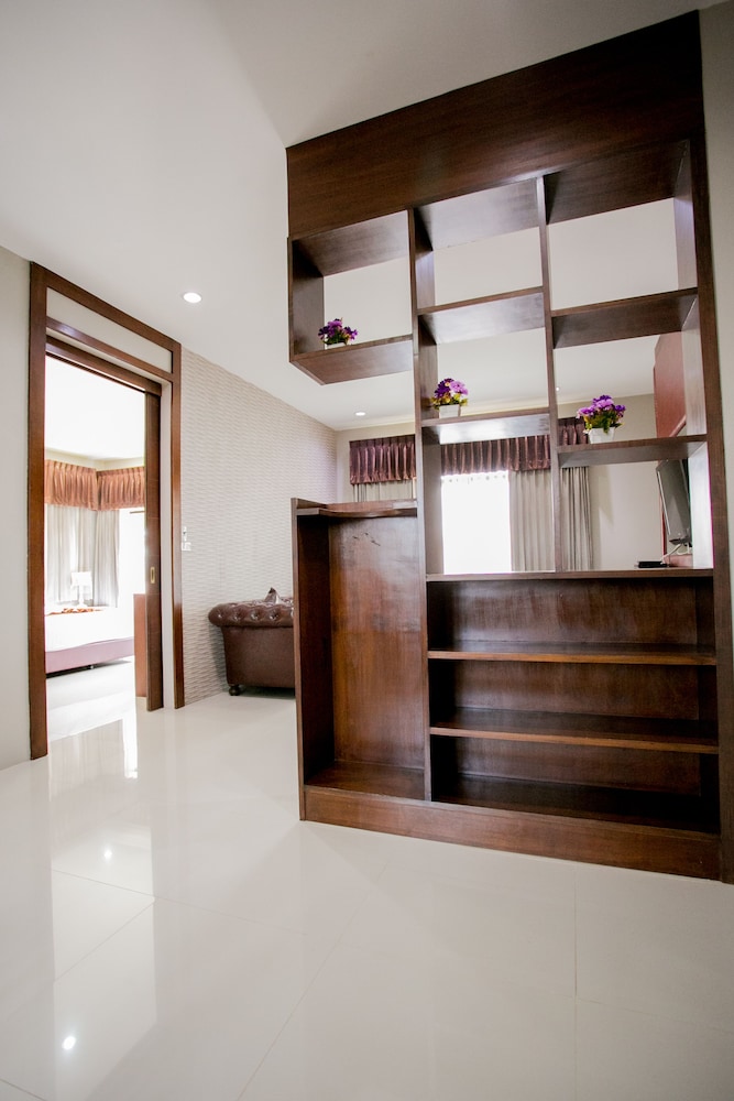 Executive Room - Photo 7