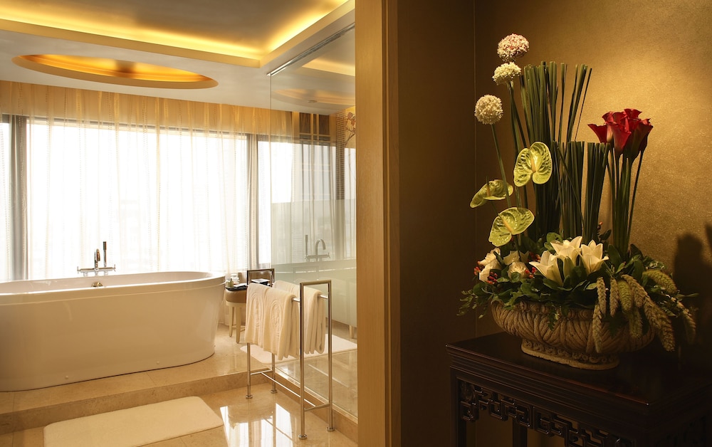 Garden Non-Smoking King Bed Executive Suite - Photo 6