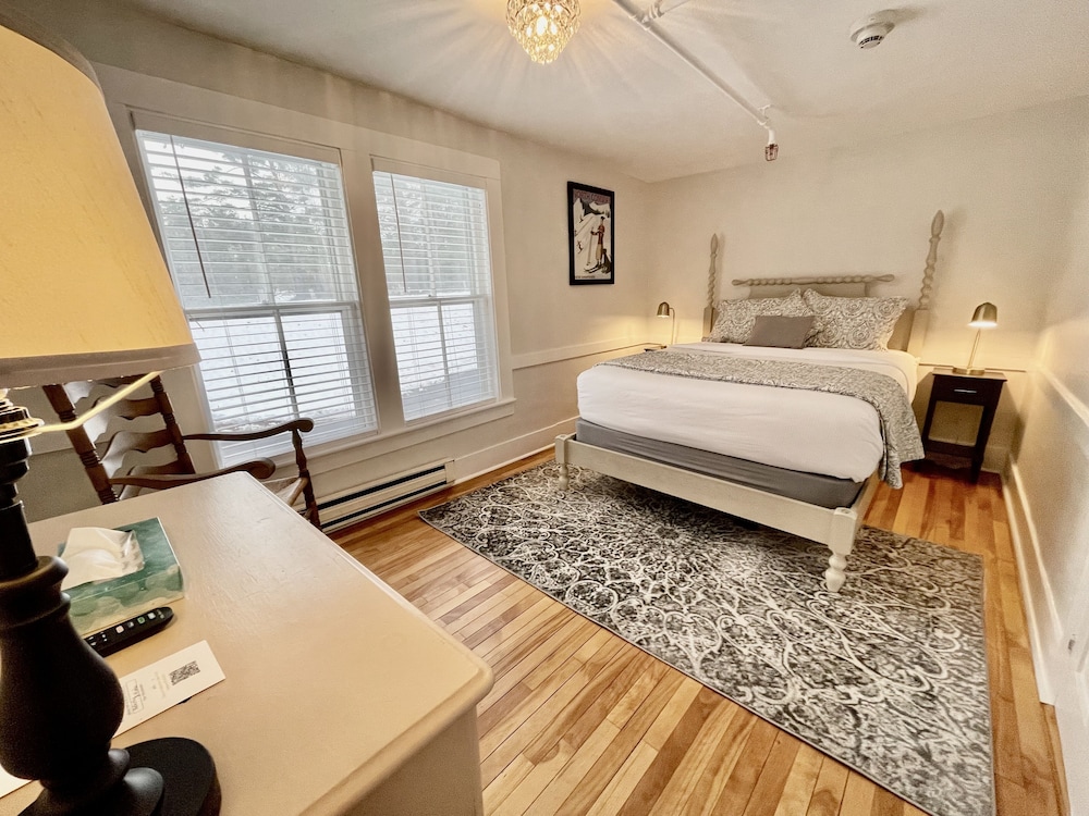 Classic Queen Room with Detached Private Bath, Non Smoking