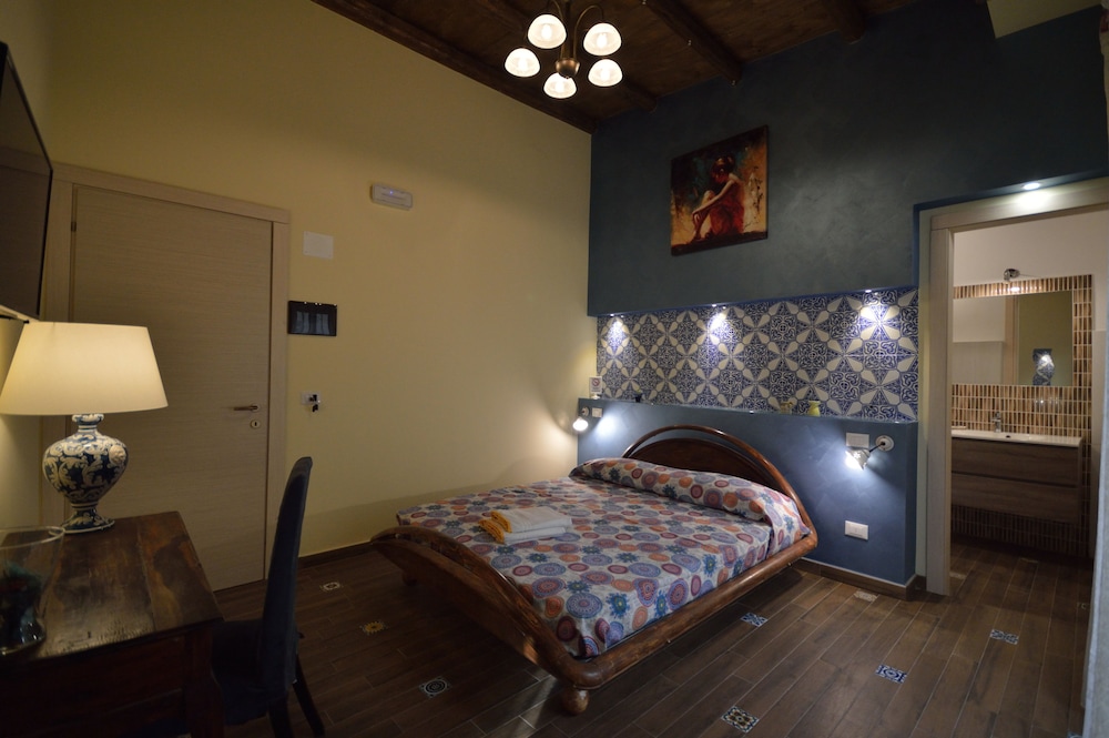 Standard Double Room, Private Bathroom - Photo 5
