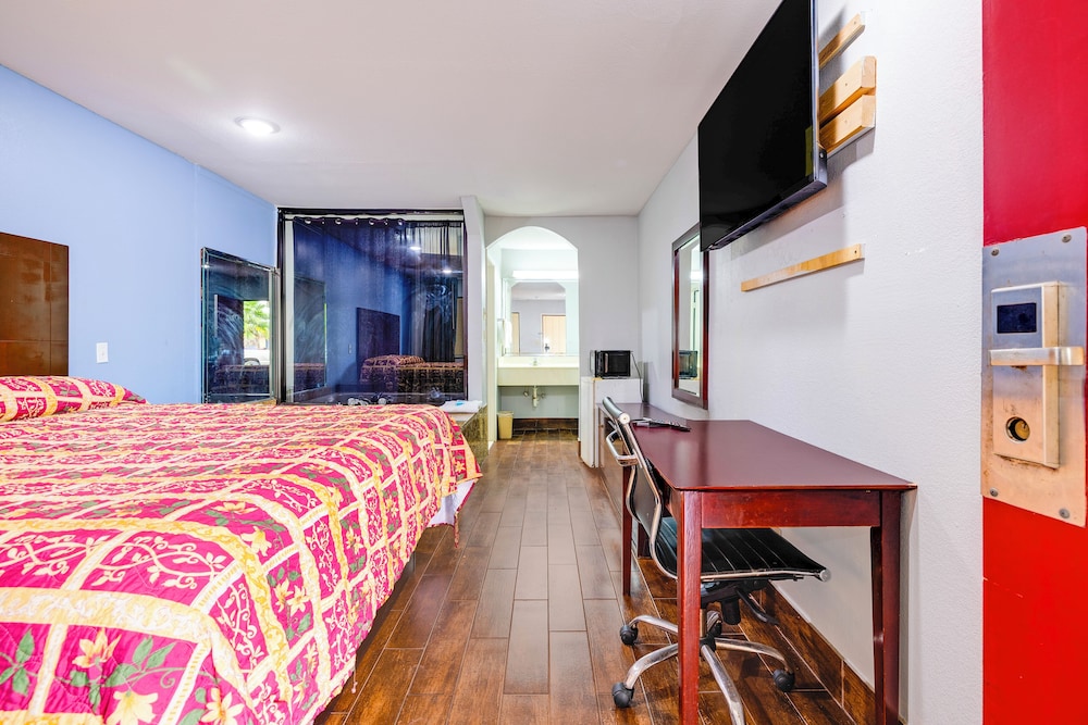 Room, 1 King Bed, Non Smoking, Jetted Tub - Photo 3