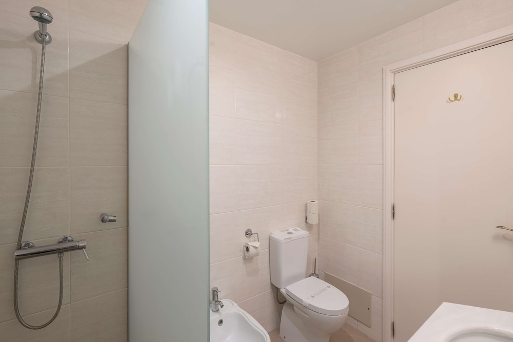 Superior Twin Room thumbnail 5