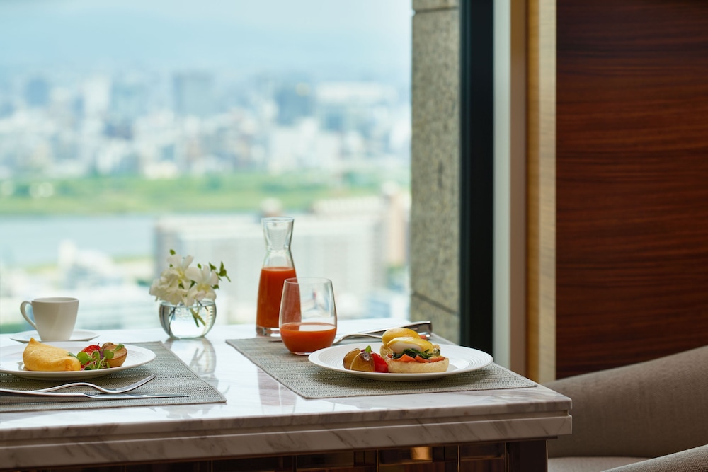 Premium Room, 1 King Bed, Club Lounge Access - Photo 10