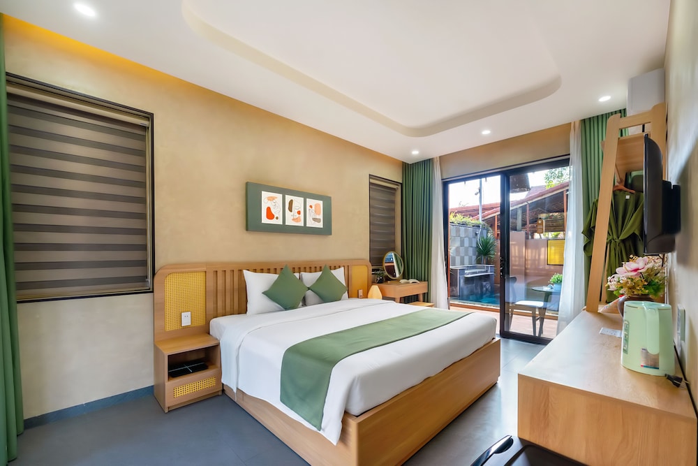 Deluxe Room, 1 Queen Bed photo 1