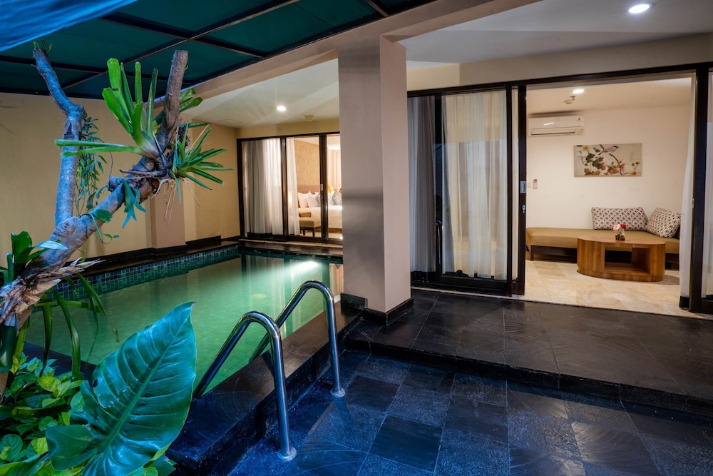 Deluxe Pool Suite - Photo 1