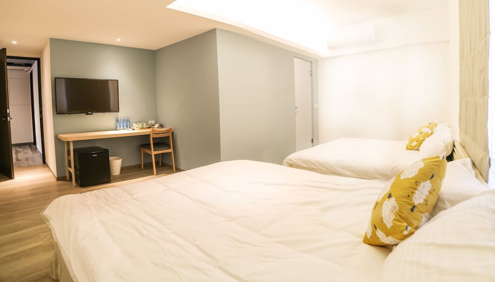 Comfort Quadruple Room, 2 Queen Beds, Ensuite, City View photo 1