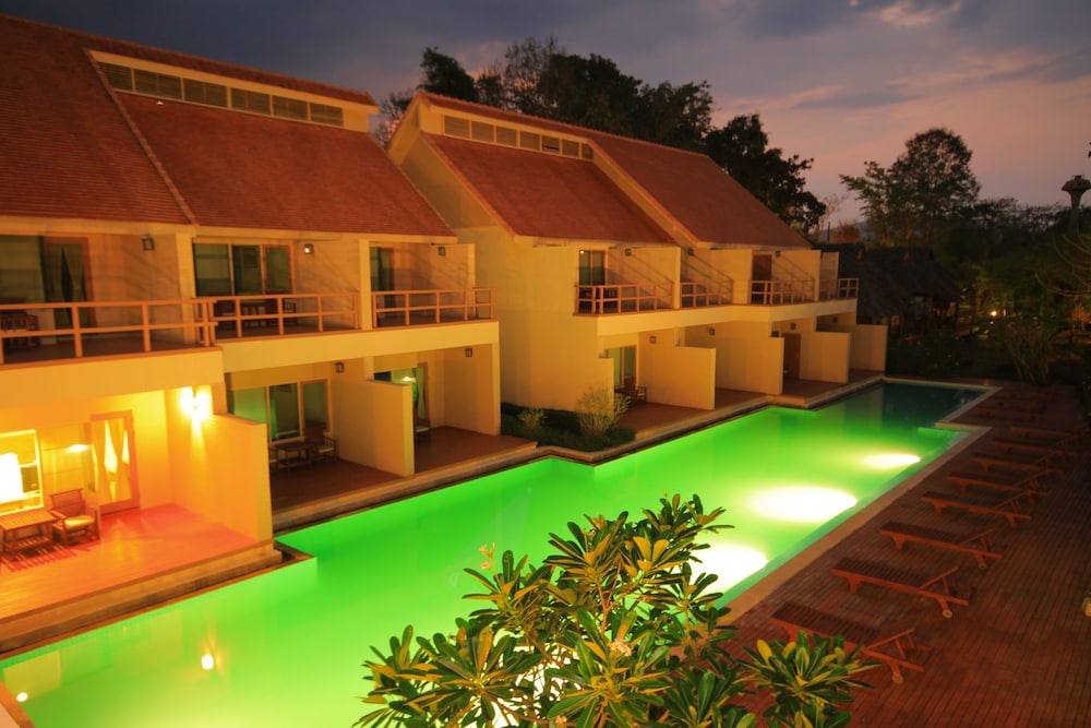 Deluxe Pool Access - Photo 4