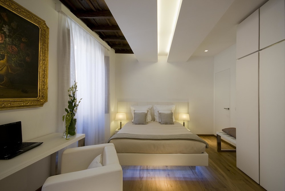 Superior Suite, 1 Queen Bed with Sofa bed photo 1