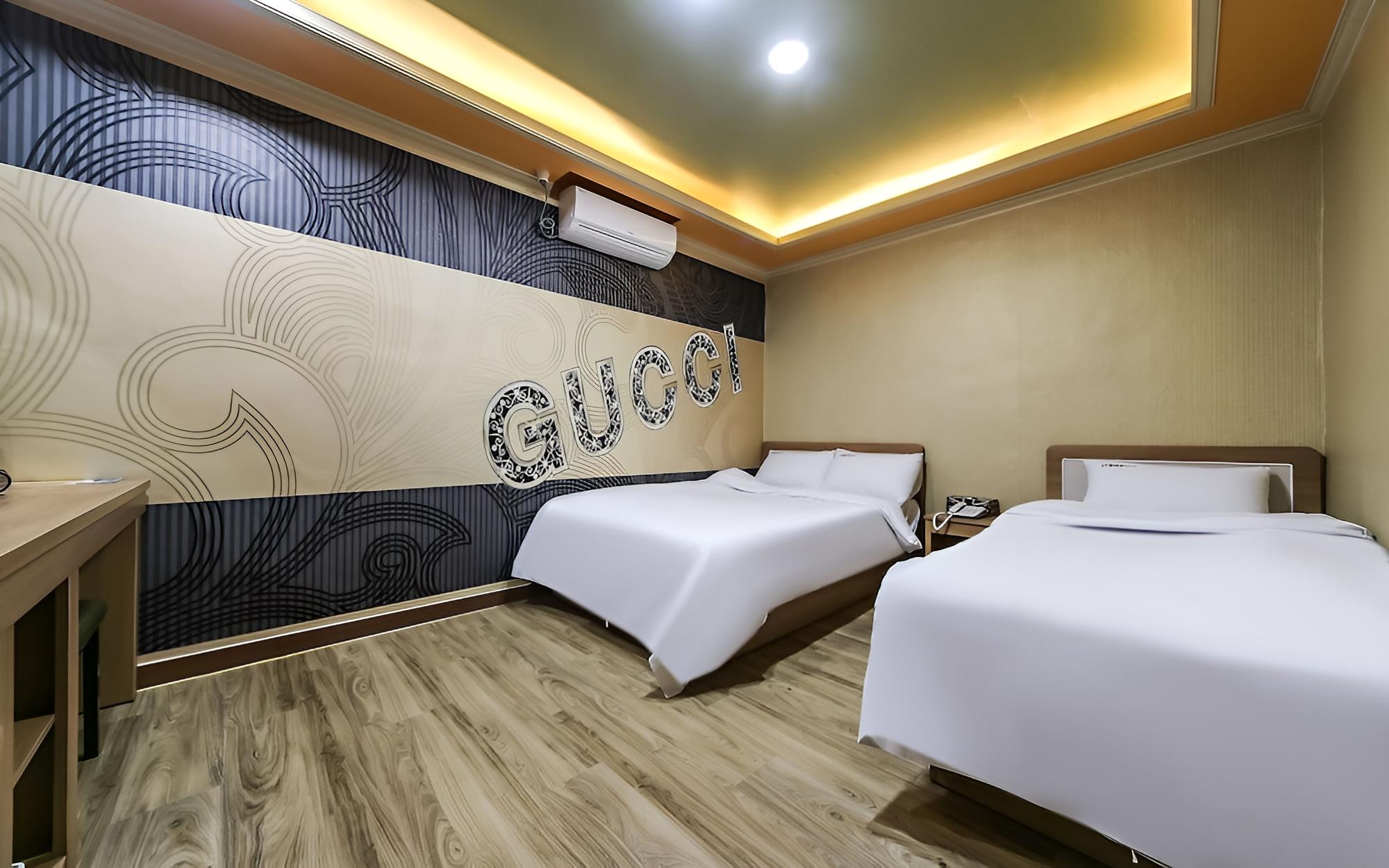Room (Twin Room (Double Bed + Single Bed)) - Photo 1
