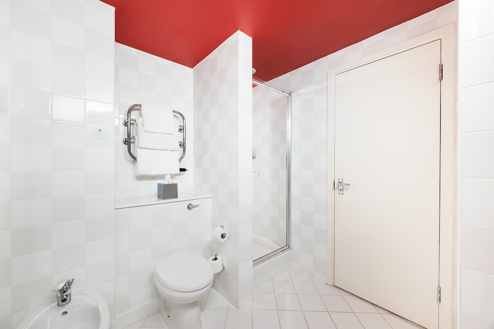 Standard Room, Multiple Beds - Photo 7