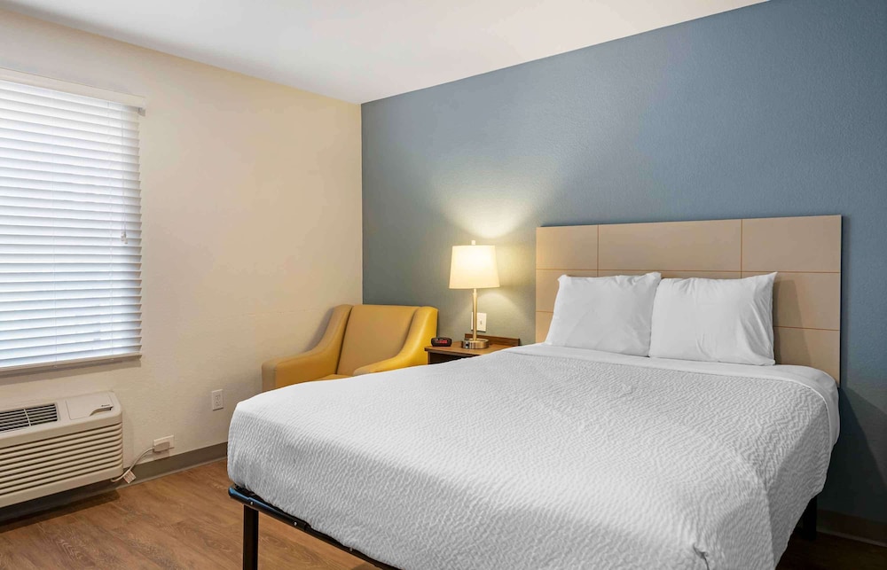 Standard Studio, 1 Queen Bed, Non Smoking, Refrigerator & Microwave photo 1