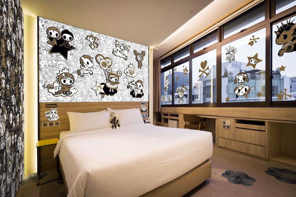 Room (24k Black And White) photo 1
