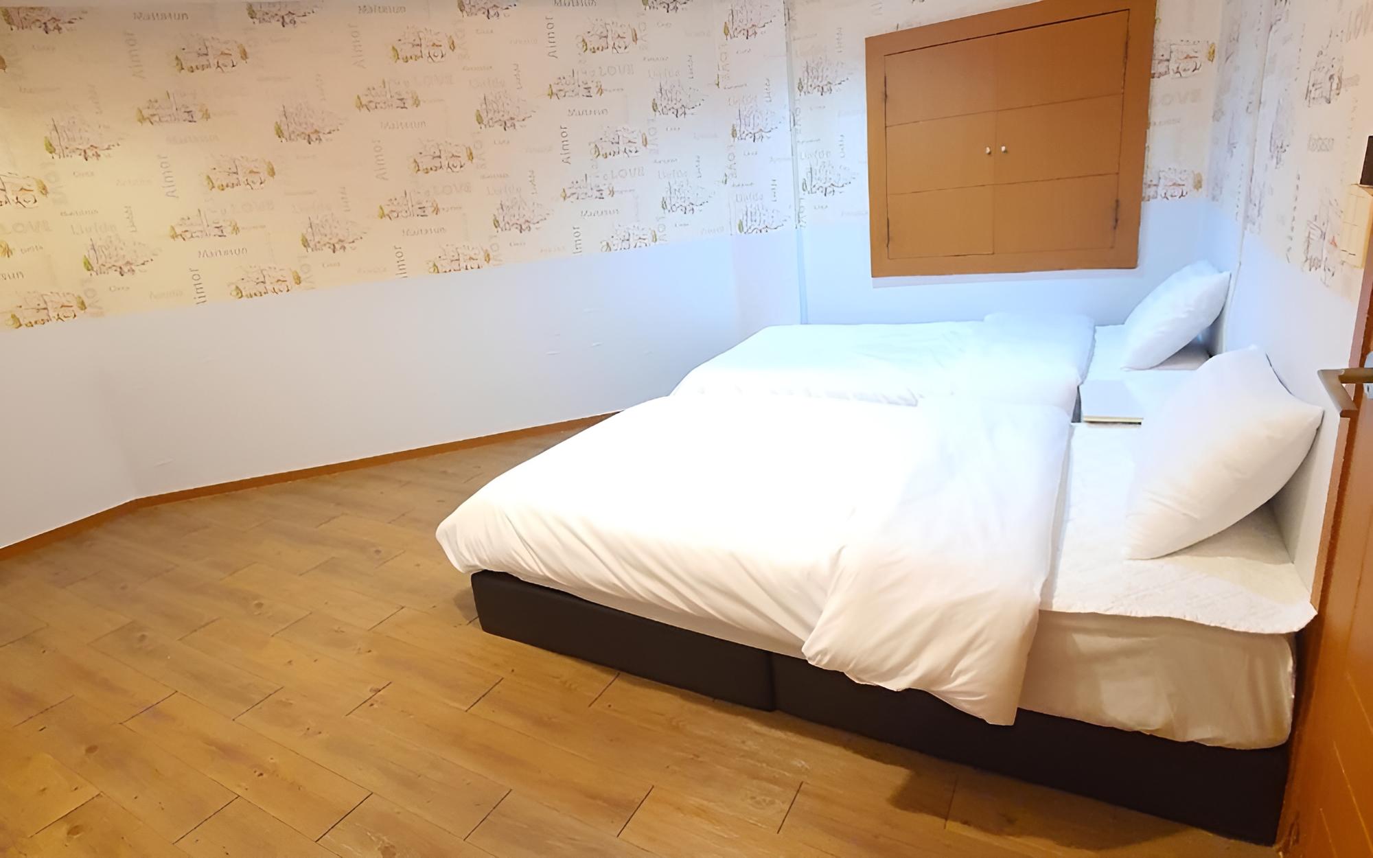 Room (Twin bed A) - Photo 2