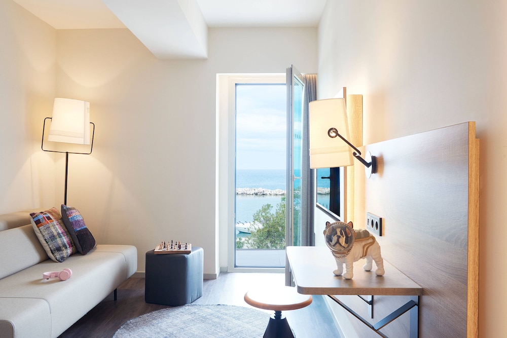 Family Room, 1 Queen Bed with Sofa bed (Sea View)
