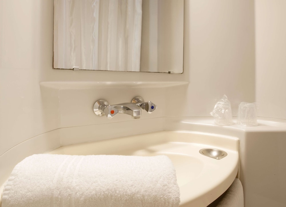 Standard Room, 3 Twin Beds - Photo 8