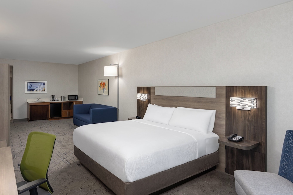 Suite, 1 King Bed, Accessible (Comm, Roll Shwr) photo 1