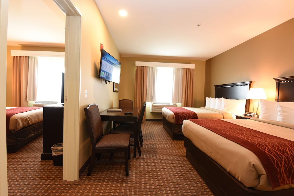 Suite, Multiple Beds, Non Smoking, Kitchen - Photo 1