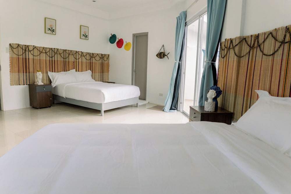 Family Room, 2 Queen Beds, Balcony, Resort View
