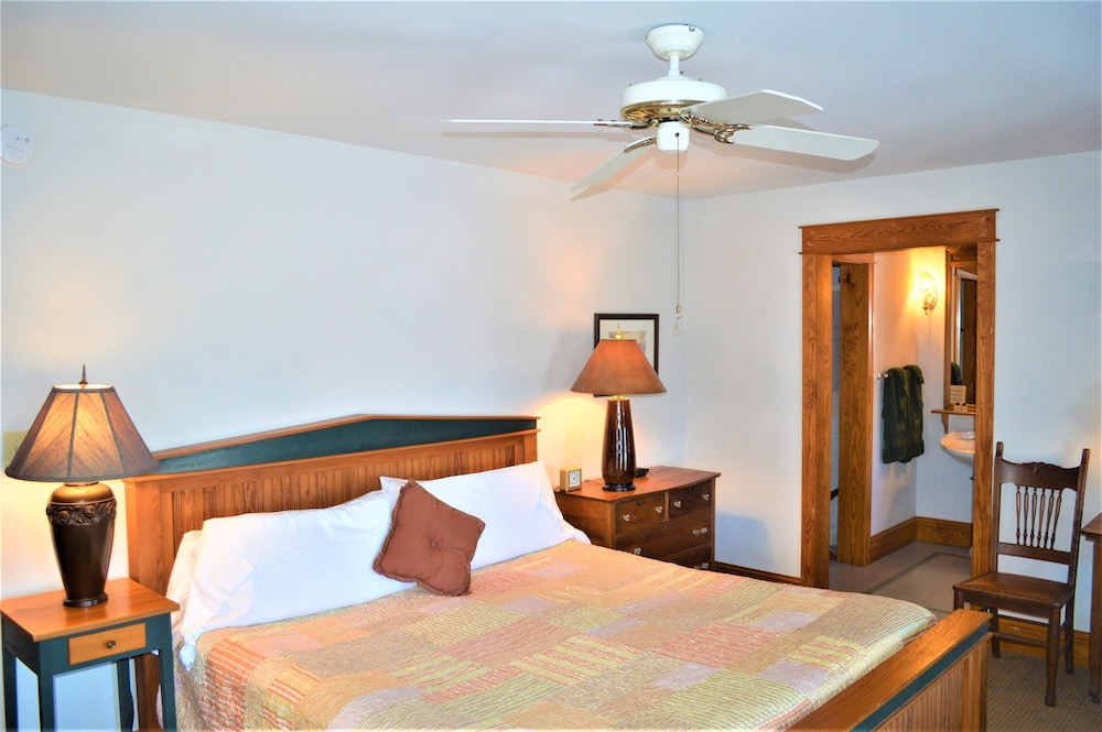 Premier Single Room, 1 King Bed, Private Bathroom, Harbor View photo 2