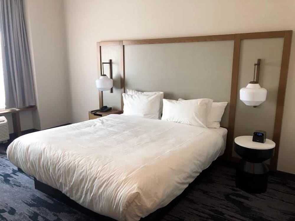 Room, 1 King Bed (Hearing Accessible) - Photo 1