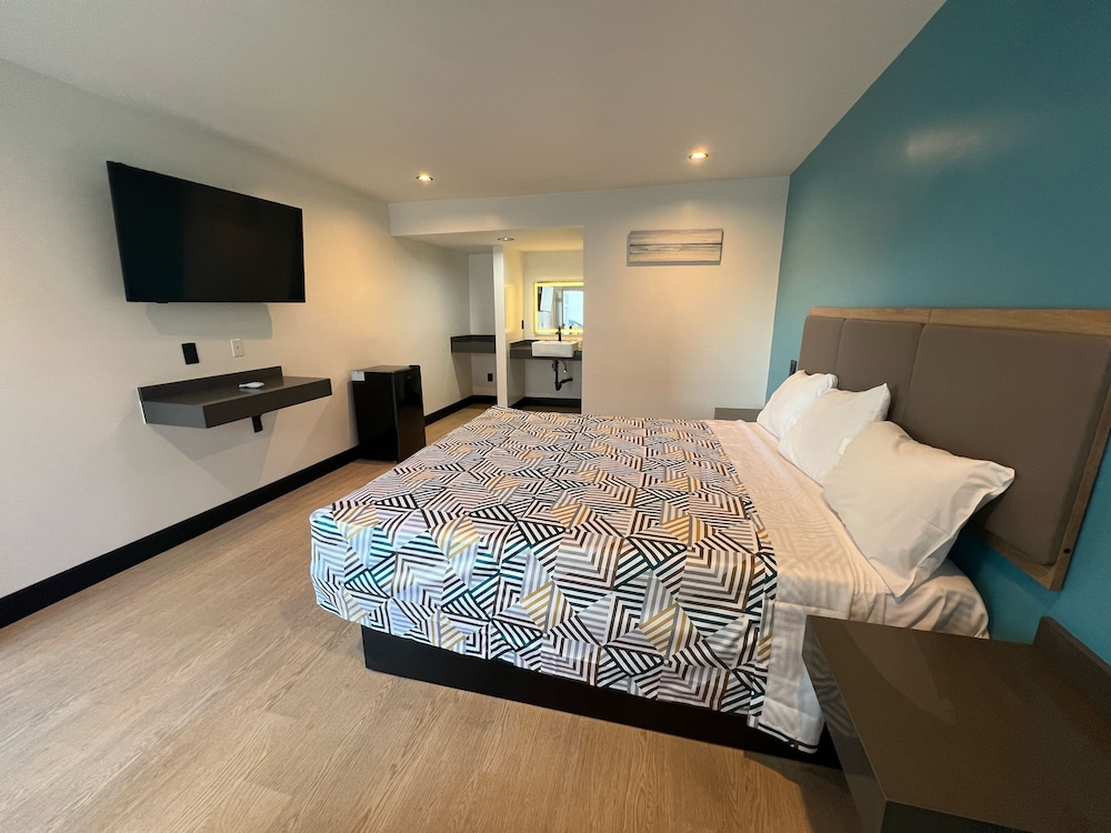 Premium Room, 1 King Bed photo 2