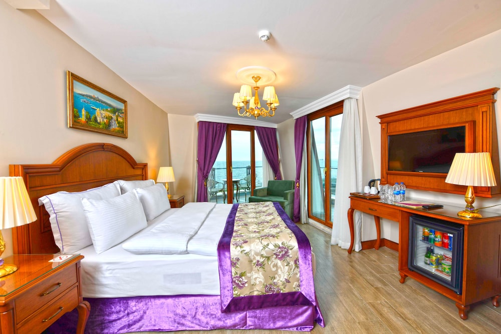 Executive Suite with Balcony, Sea View or Blue Mosque View photo 1