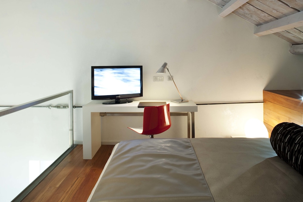Deluxe Room, 1 Queen Bed photo 3
