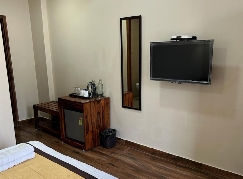 Deluxe Queen Room - Photo 8