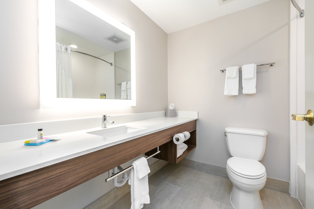 Standard Room, 1 King Bed, Accessible (Communication, Accessible Tub) - Photo 2