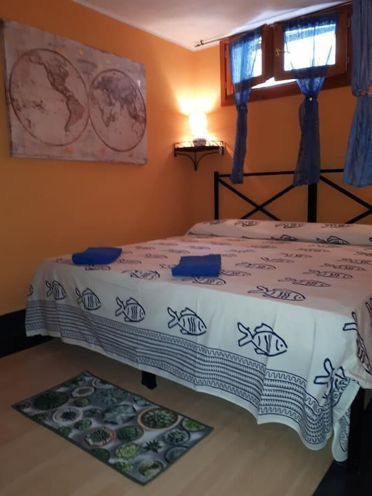Chalet, 2 Bedrooms, Kitchen, Garden Area photo 2