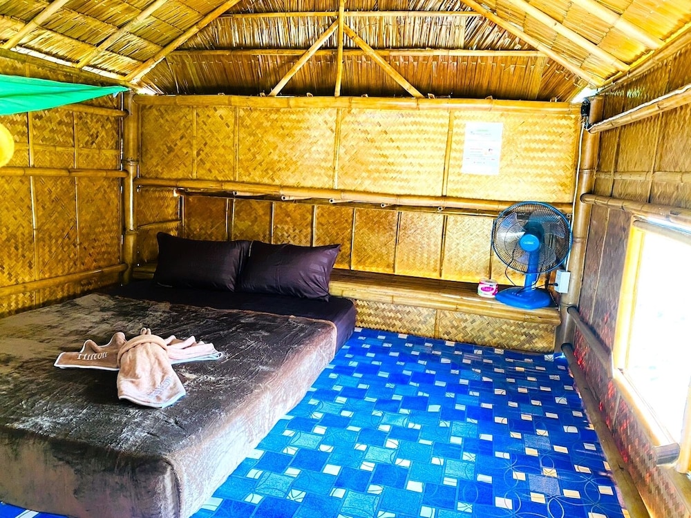 Bamboo Bungalow with Fan (Shared Bathroom) photo 3
