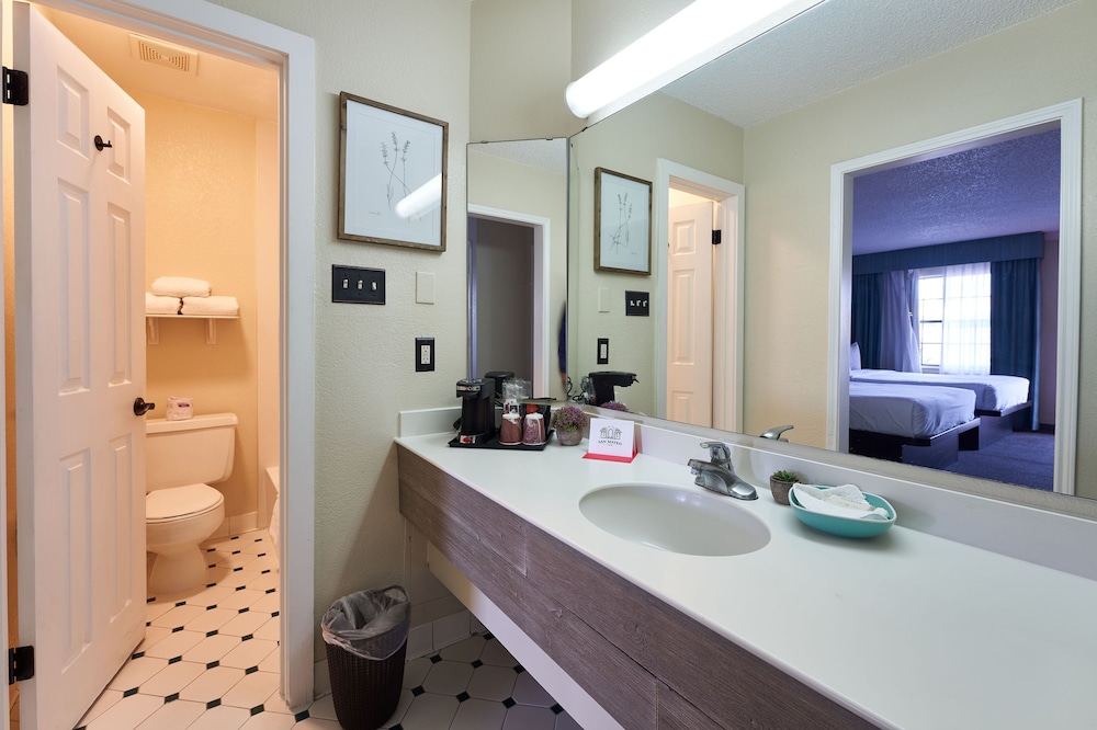 Deluxe Single Room, 1 Queen Bed photo 2