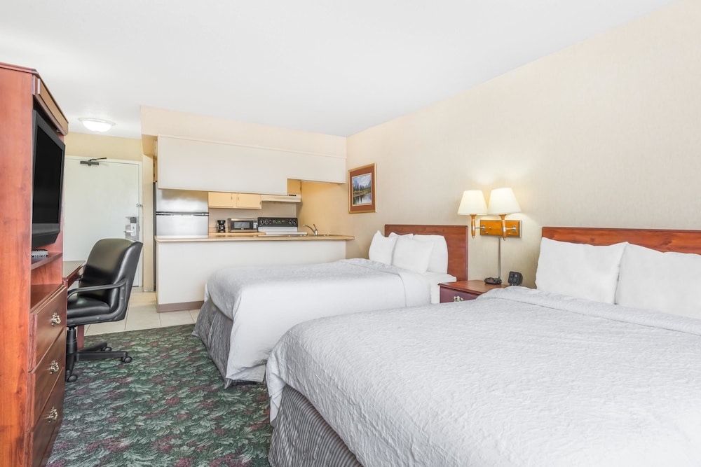 Suite, 3 Bedrooms, Non Smoking - Photo 3