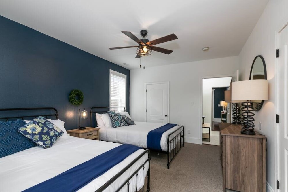 Signature Condo, 3 Bedrooms, Balcony, City View photo 2