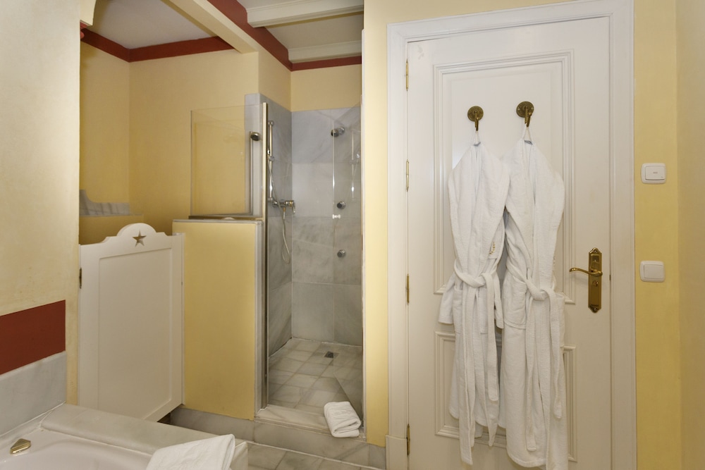 Junior Suite (3 Adults) - Photo 9
