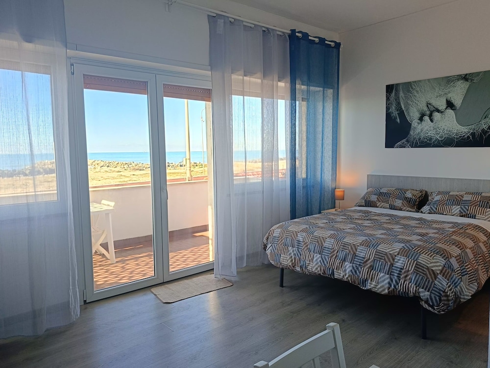 Studio, Sea View
