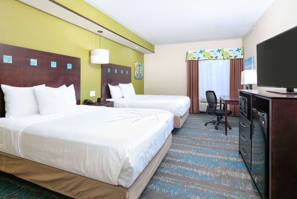 Room, 2 Queen Beds, Accessible, Non Smoking (Mobility,Hearing,Tub w/Grab Bars) - Photo 4