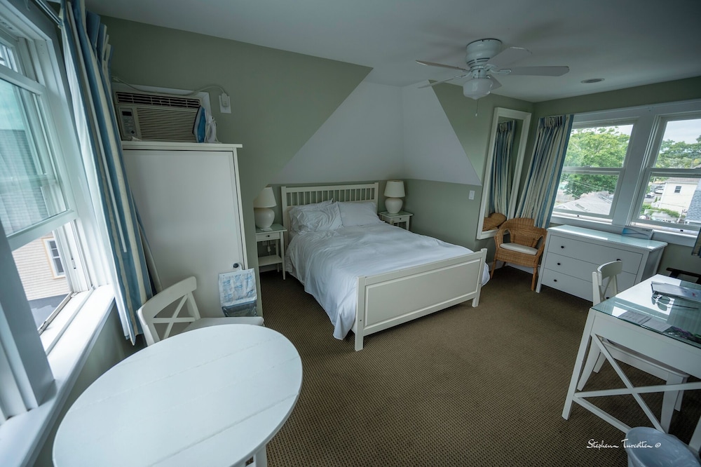 Bay View Queen Bed photo 2