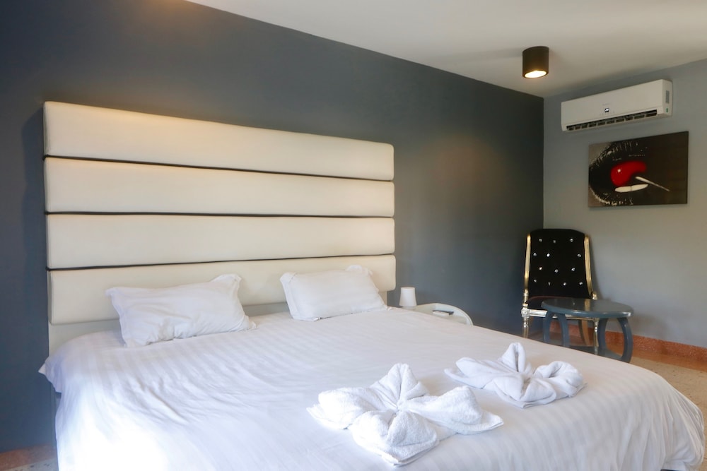 Comfort Room, 1 King Bed, Balcony, Park View photo 2