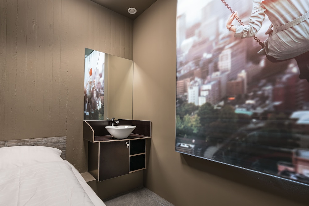 Basic Single Room (incl. 5€ per night Energy Fee)