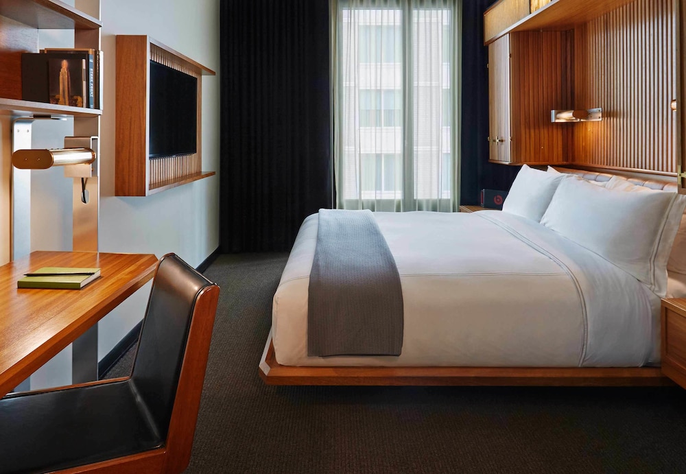 Superior Room, 1 King Bed (Mobility/Hearing Access, Roll-In Shwr)
